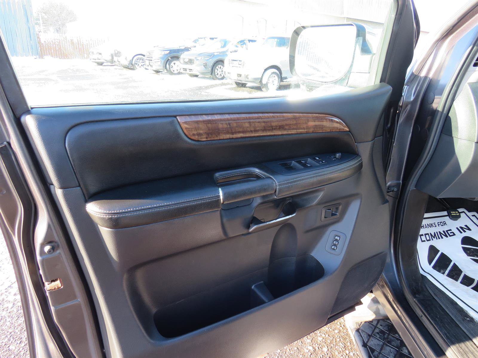 Used 2011 Nissan Armada Platinum w/ 2nd Row Captain Seat Pkg image 10