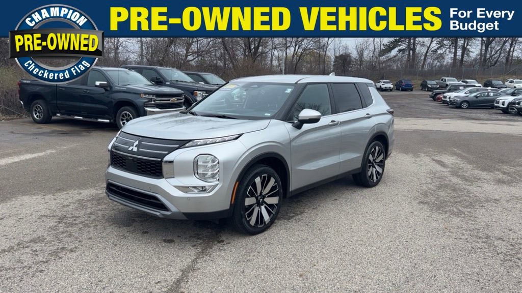 Used 2025 Mitsubishi Outlander SE image 1