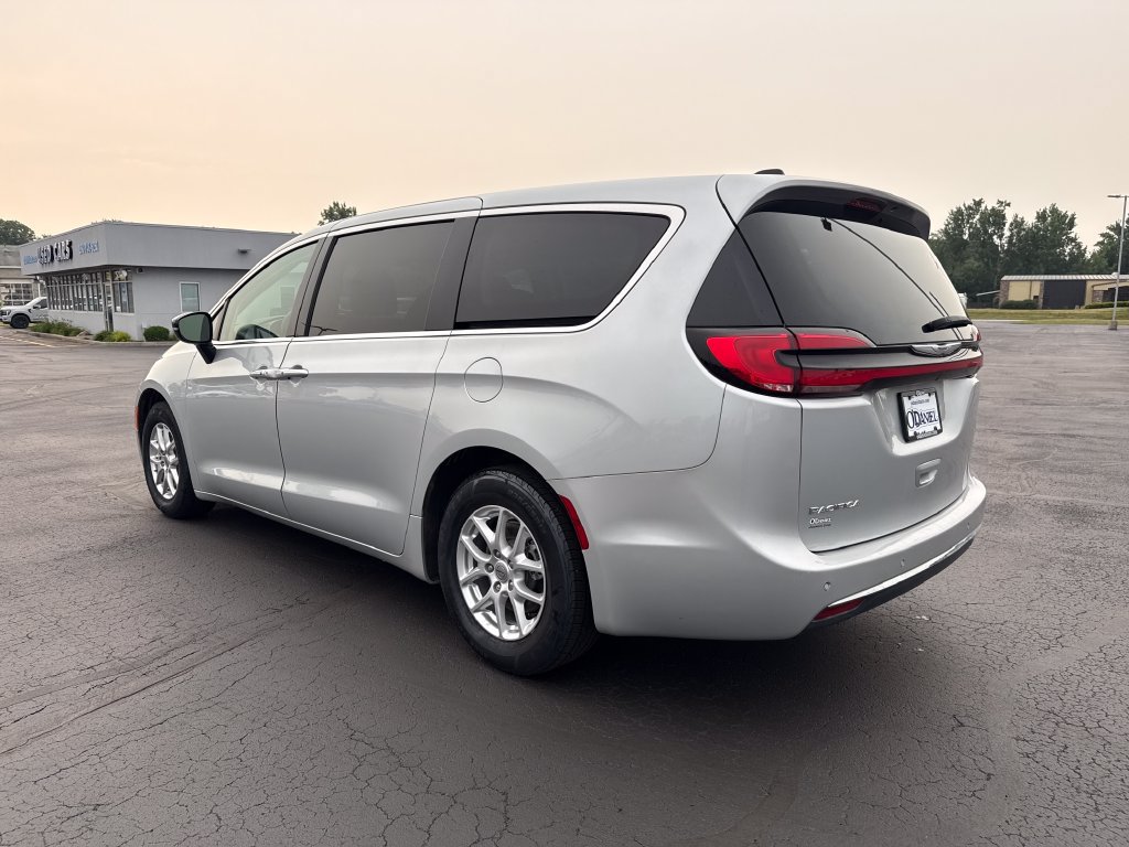 Used 2024 Chrysler Pacifica Touring-L FWD image 2