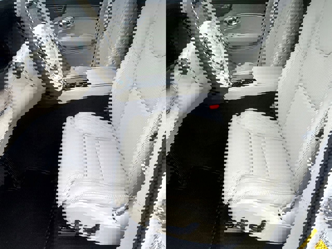 New 2026 Volvo XC90 B6 Ultra w/ Protection Package image 19