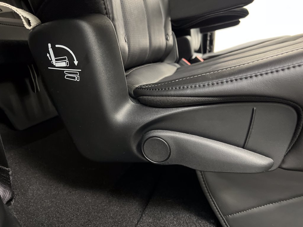 Used 2027 Chrysler Pacifica Select FWD image 29