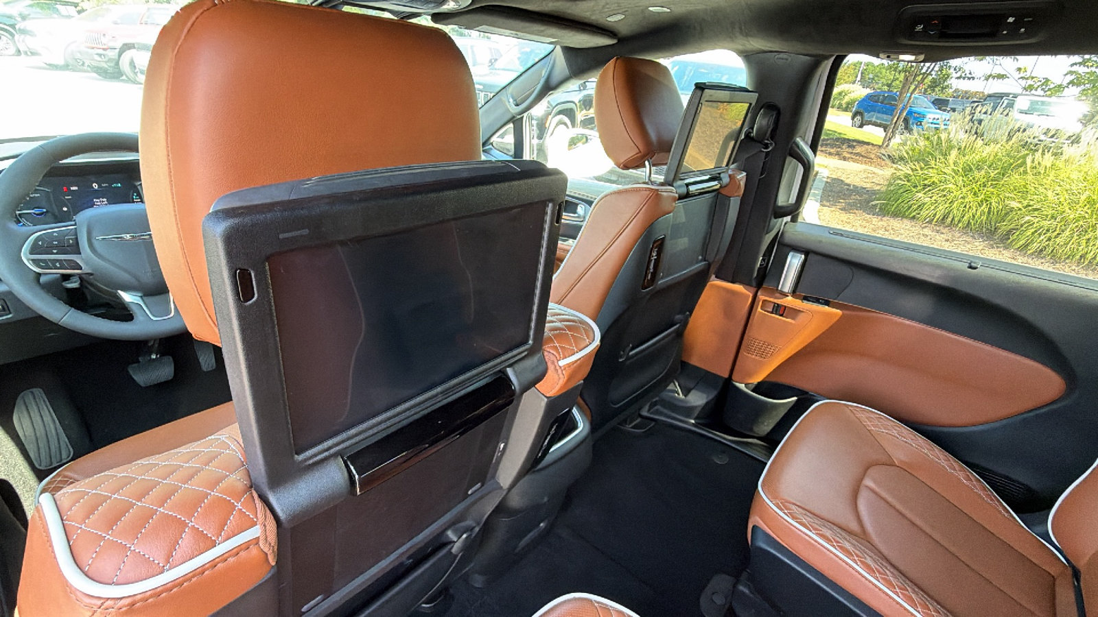 Used 2024 Chrysler Pacifica Pinnacle FWD image 23