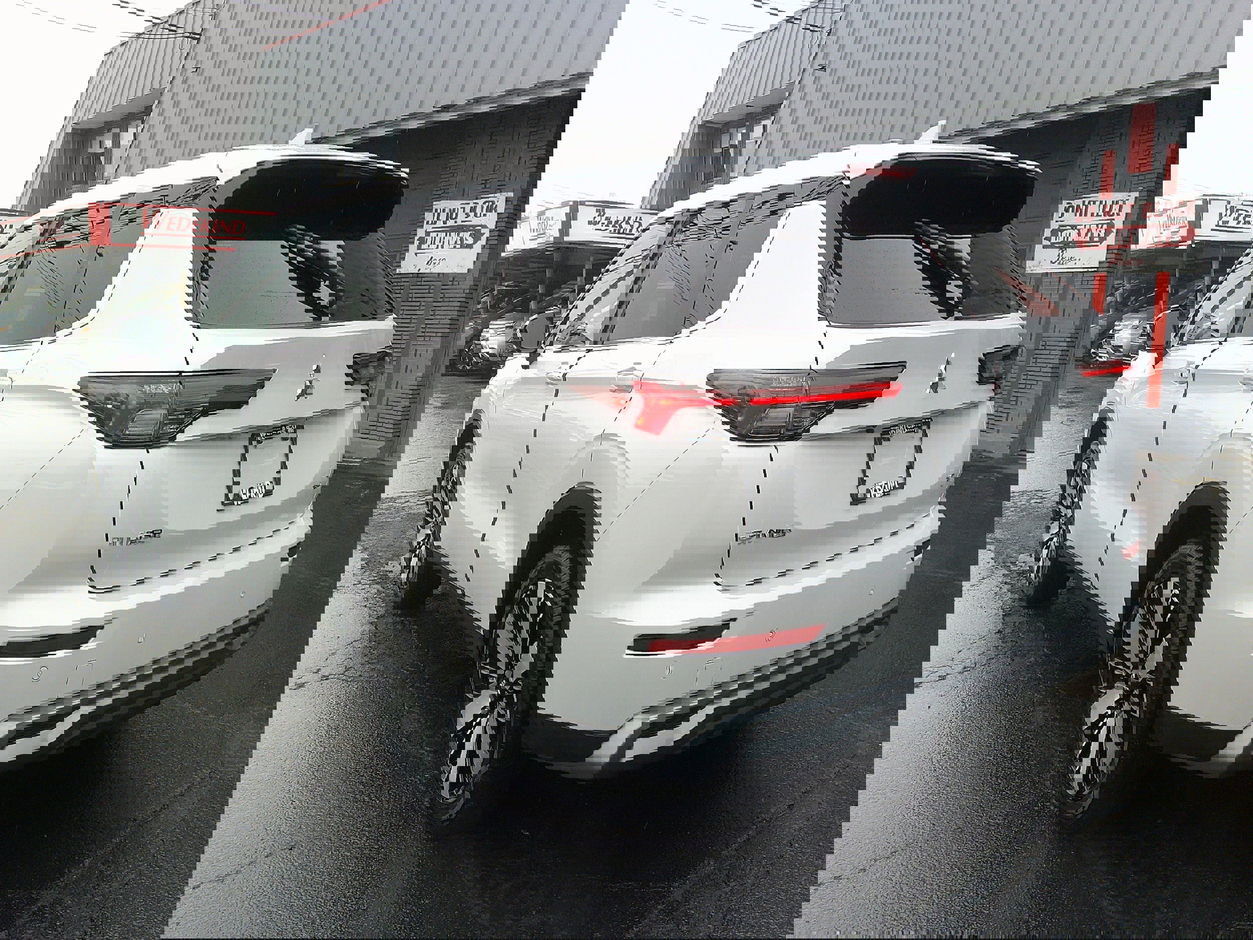 Used 2025 Mitsubishi Outlander SE image 3