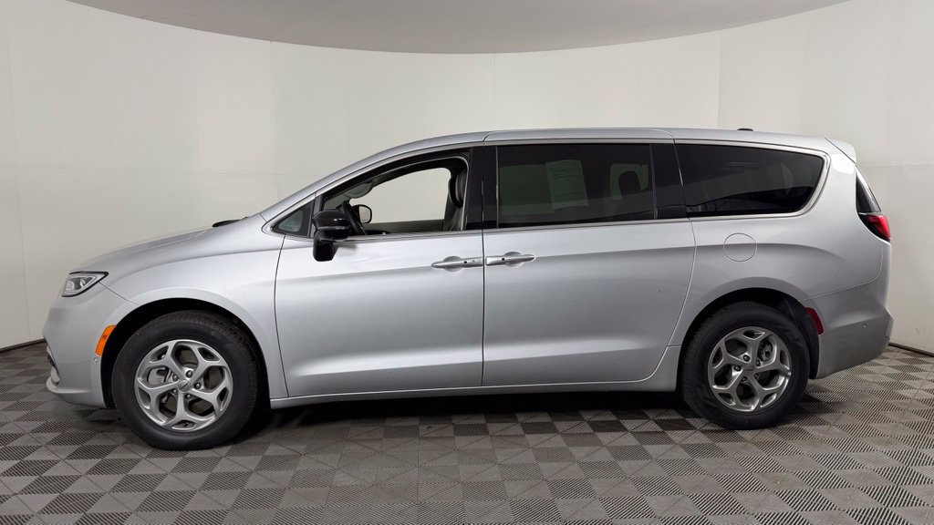 Used 2024 Chrysler Pacifica Limited AWD/4WD image 5