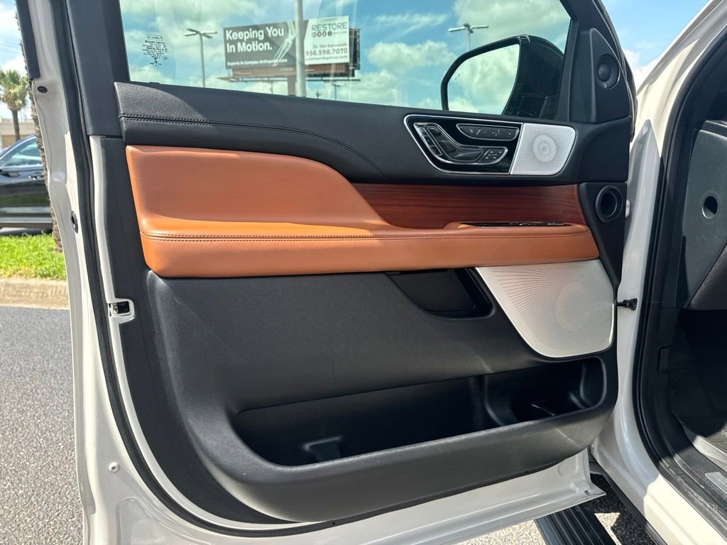 Used 2021 Lincoln Navigator Reserve w/ Luxury Package AWD/4WD image 11