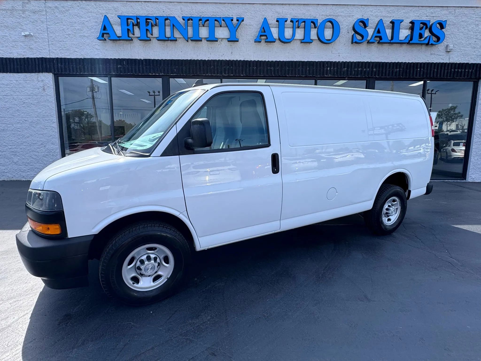 Used 2019 Chevrolet Express 2500 image 2