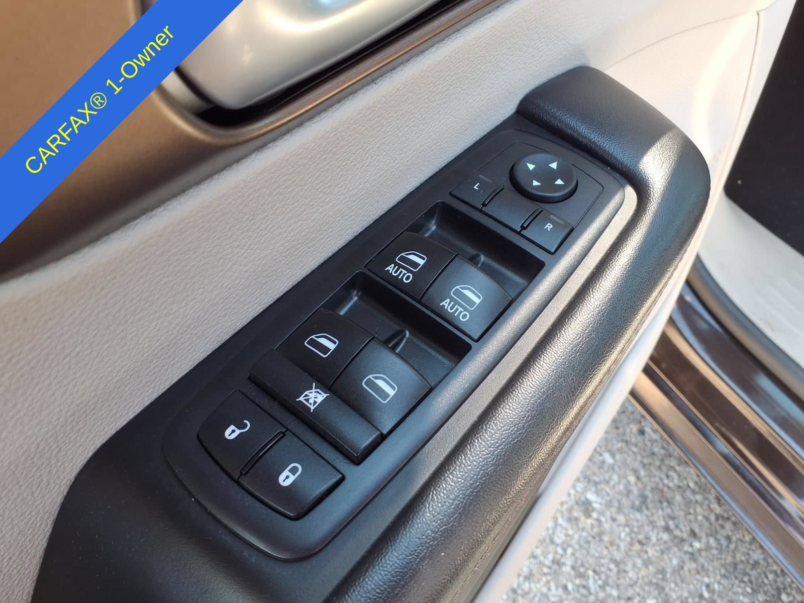 Used 2017 Chrysler Pacifica Premium FWD image 17