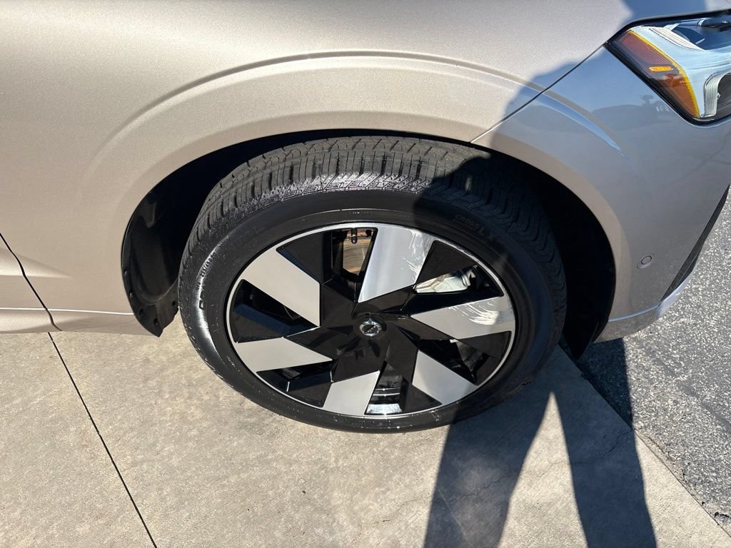 Certified 2025 Volvo XC60 T8 Ultra AWD/4WD image 12