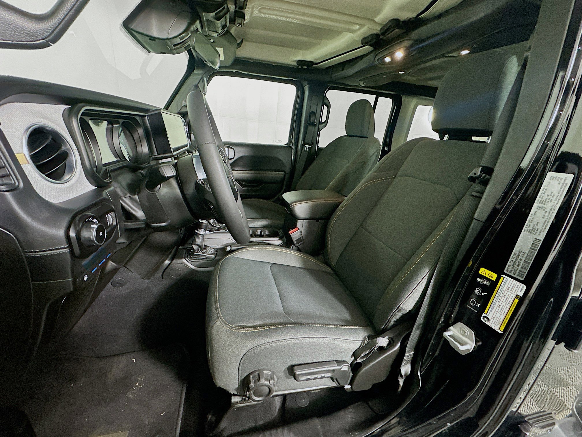 Used 2025 Jeep Wrangler Sahara image 13