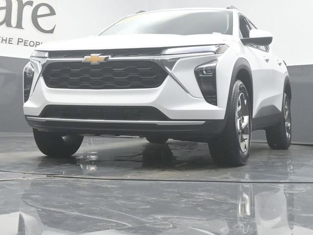 Used 2025 Chevrolet Trax LT w/ LT Convenience Package FWD image 4