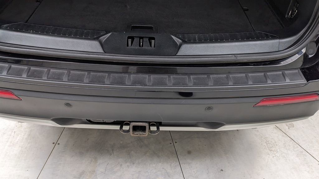 Certified 2022 Ford Explorer XLT w/ Equipment Group 202A image 6