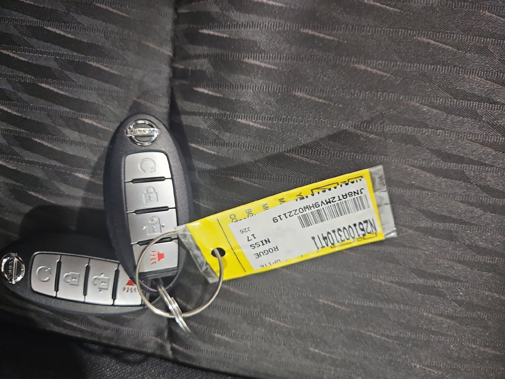 Used 2017 Nissan Rogue SV AWD/4WD image 28