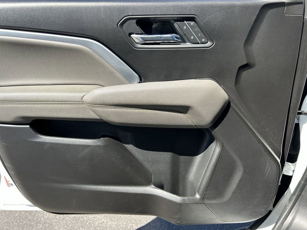 Used 2025 Chevrolet Colorado ZR2 w/ Midnight Edition AWD/4WD image 23