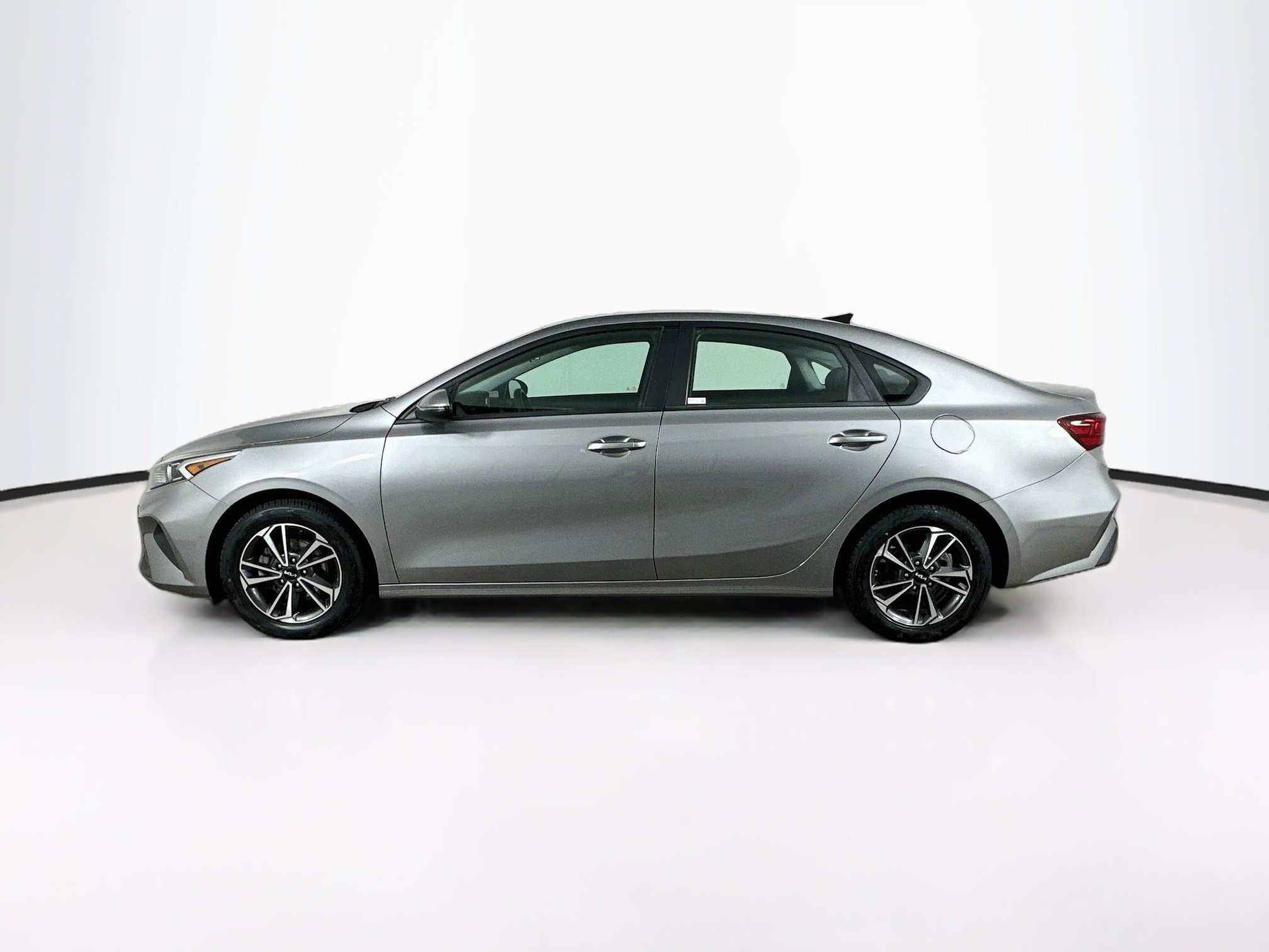 Used 2023 Kia Forte LXS w/ LXS Technology Package FWD image 4