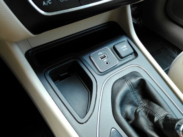 Used 2019 Jeep Cherokee Latitude w/ Popular Appearance Group FWD image 38