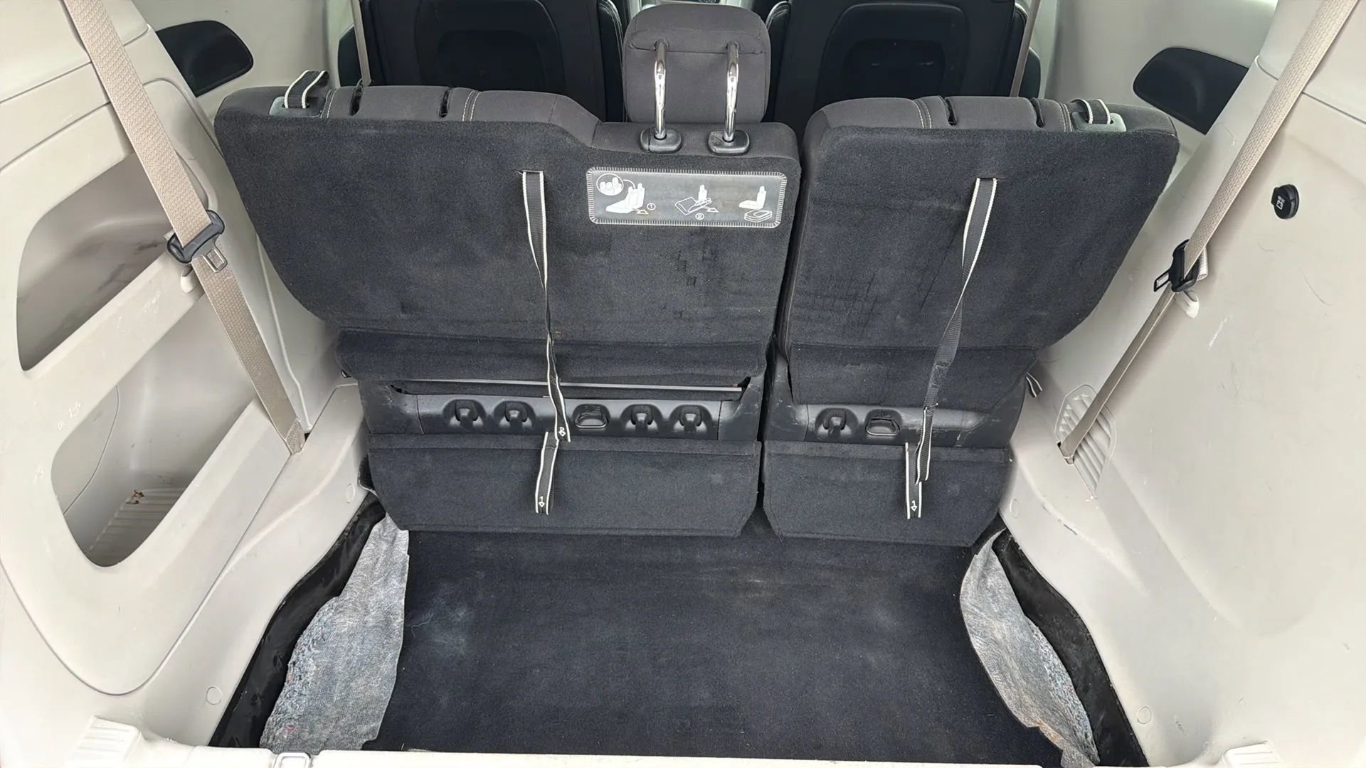 Used 2021 Chrysler Voyager LX image 18