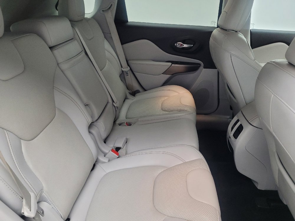 Used 2019 Jeep Cherokee Overland w/ Technology Group image 19