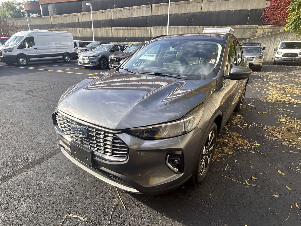 Used 2023 Ford Escape Platinum image 3