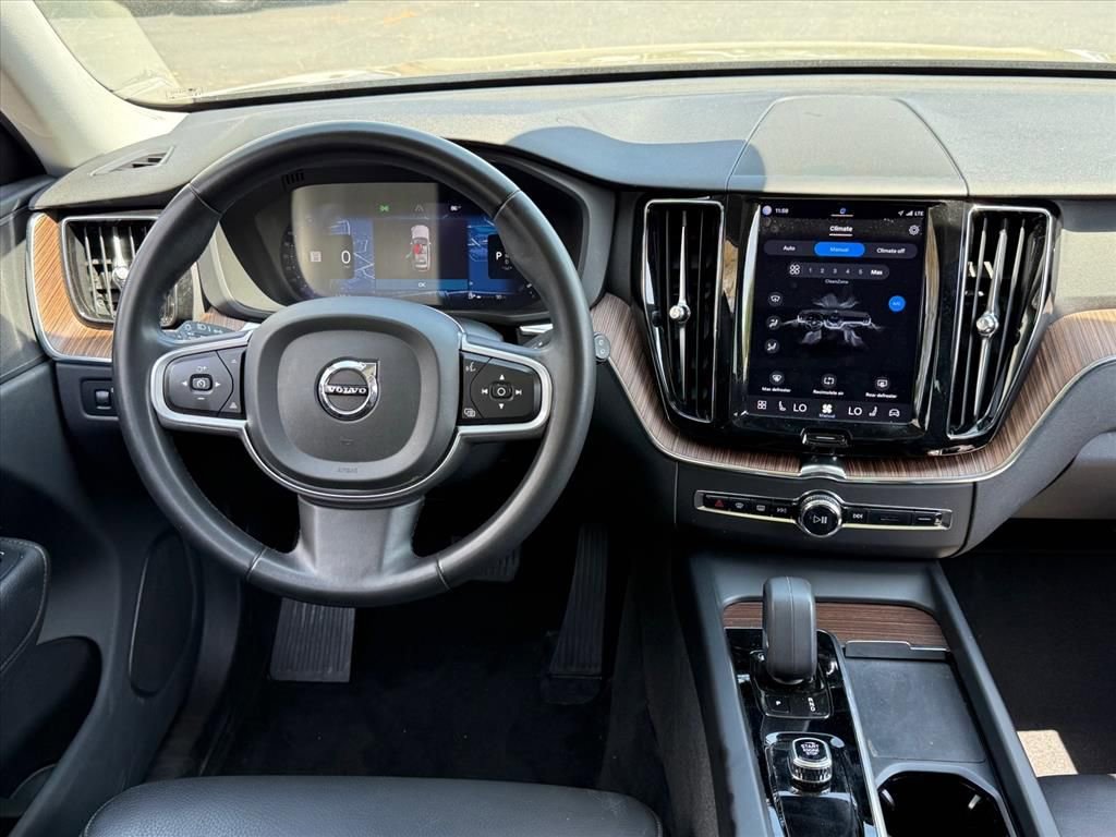 Used 2022 Volvo XC60 B5 Momentum image 12