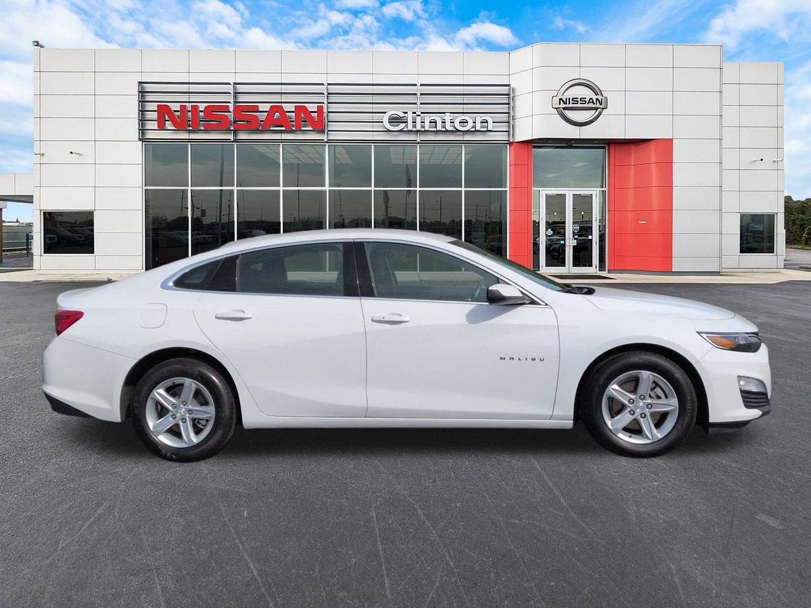 Used 2024 Chevrolet Malibu LS image 2