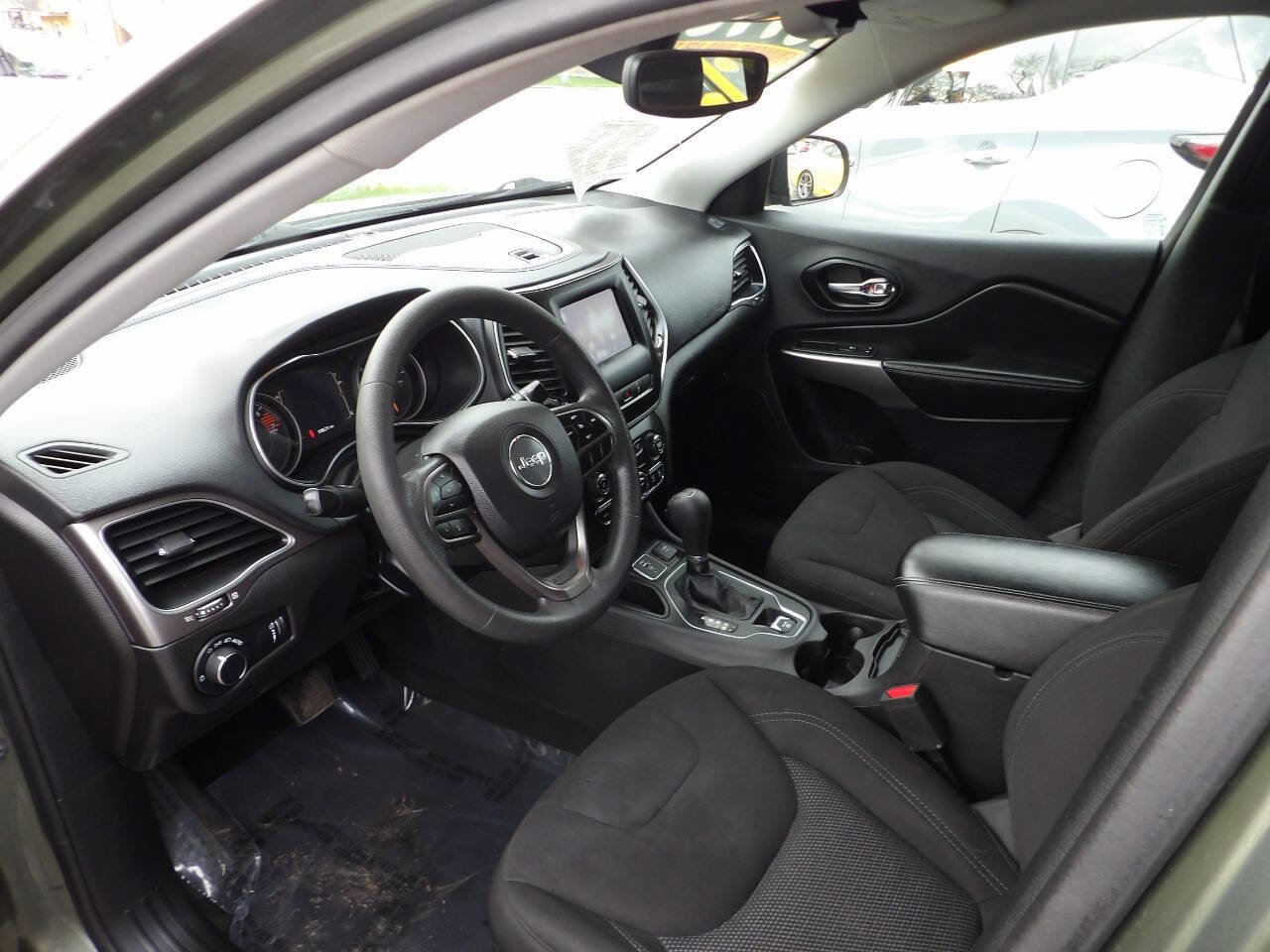 Used 2021 Jeep Cherokee Latitude FWD image 8