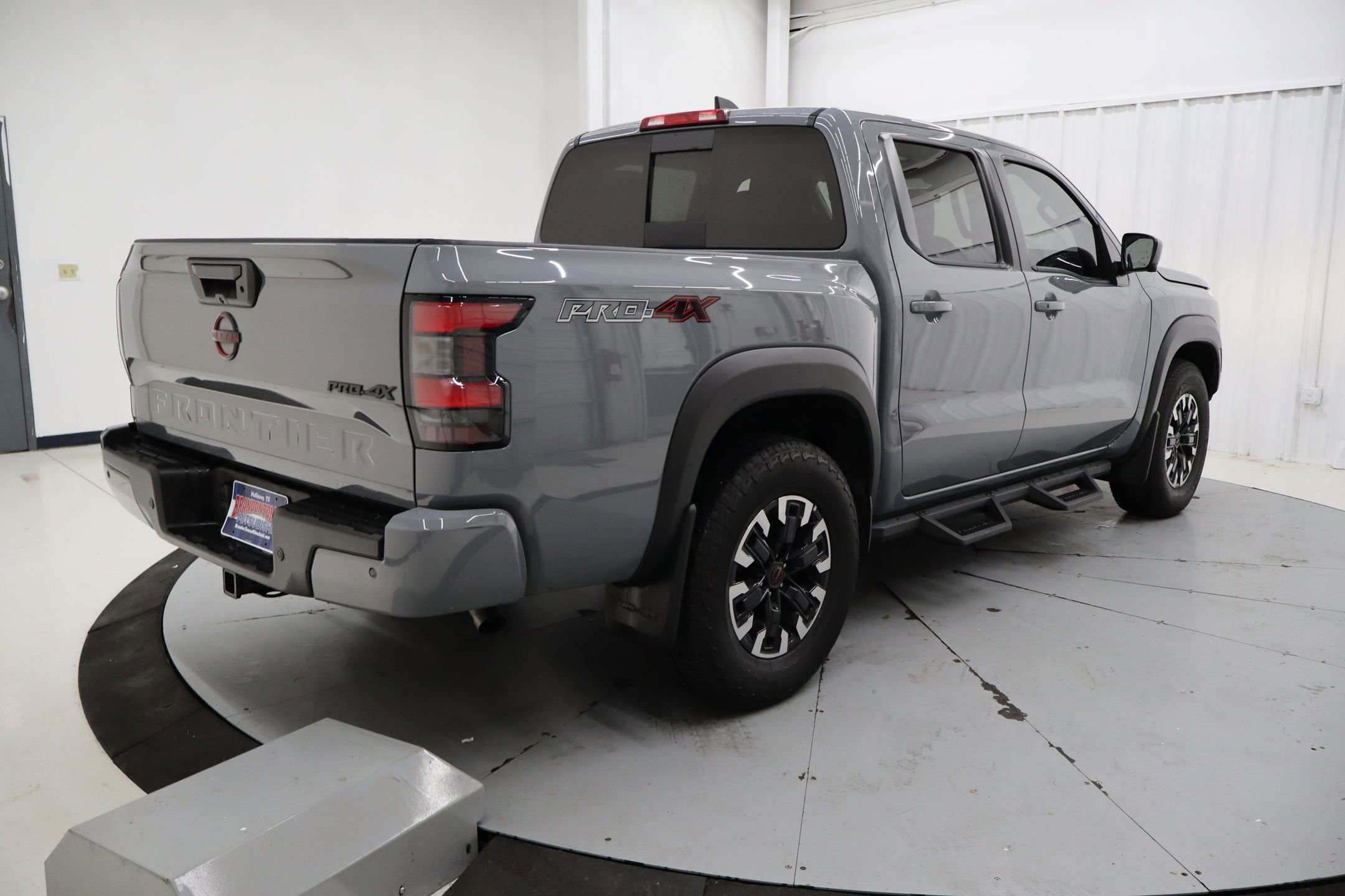 Used 2023 Nissan Frontier PRO-4X w/ Pro Convenience Package image 2