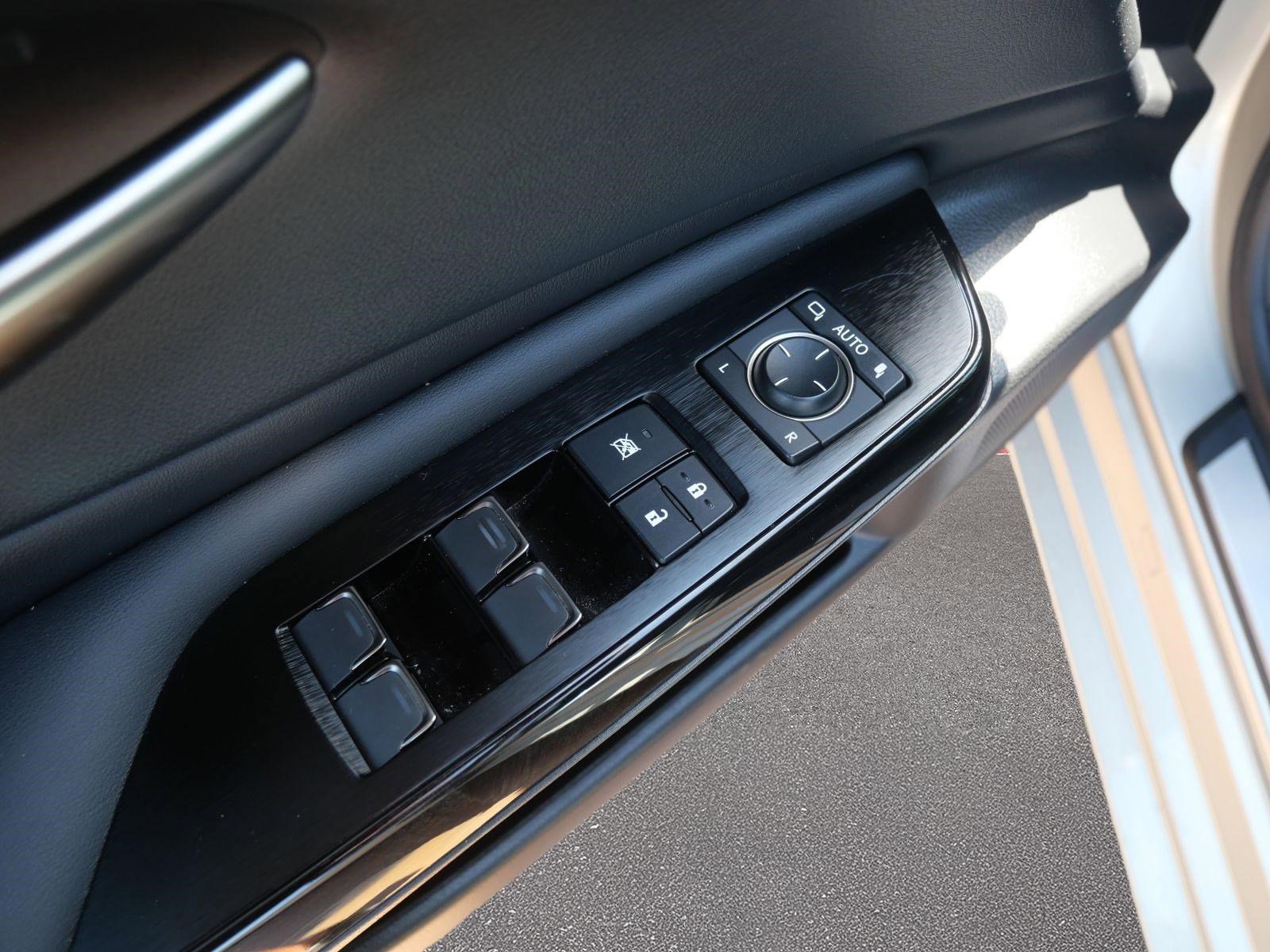 Used 2023 Lexus ES 350 w/ Premium Package image 16