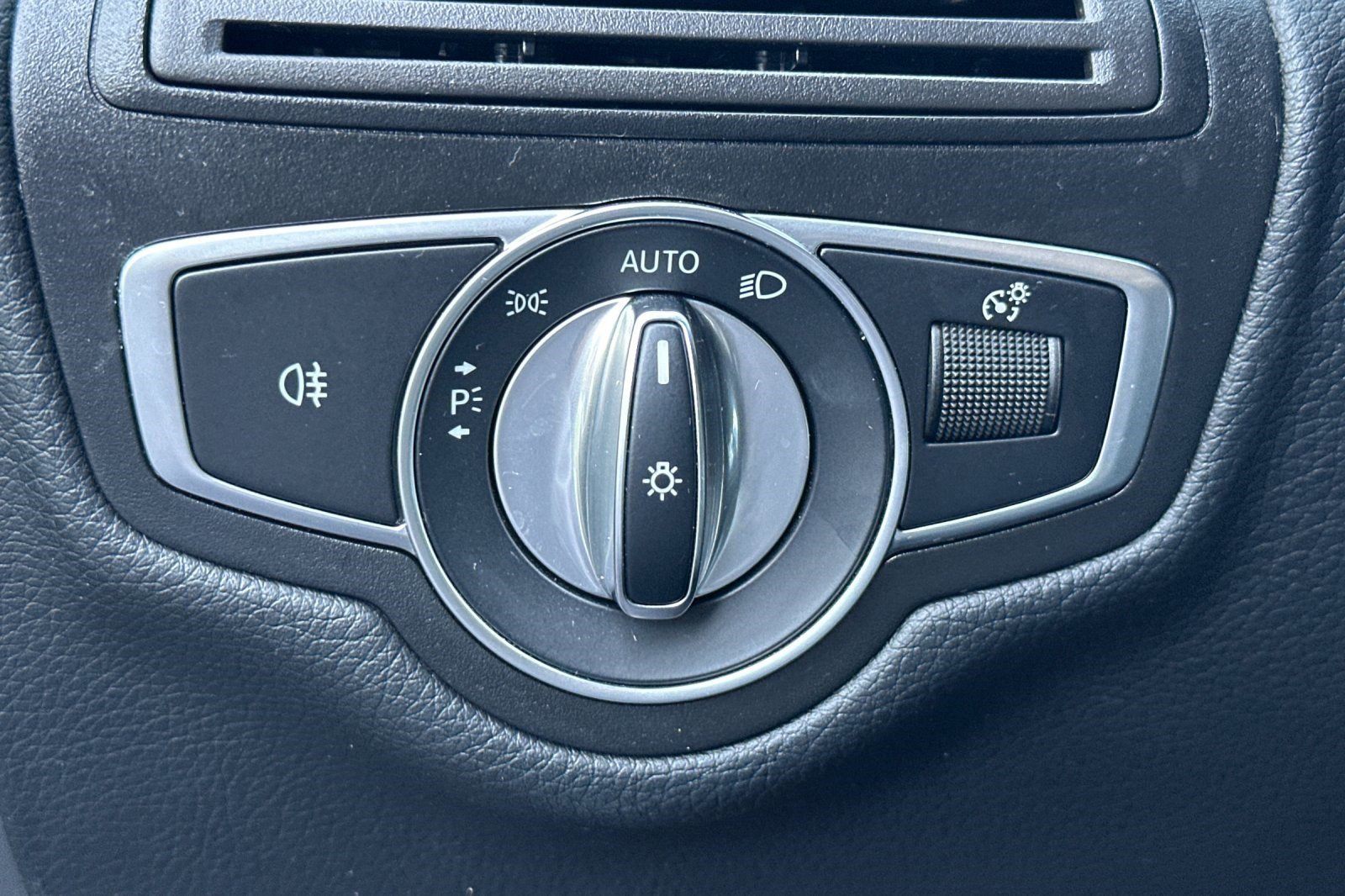 Used 2019 Mercedes-Benz GLC 350e 4MATIC image 36