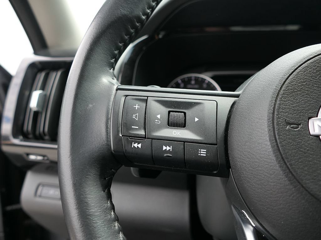 Used 2025 Nissan Pathfinder SV FWD image 15