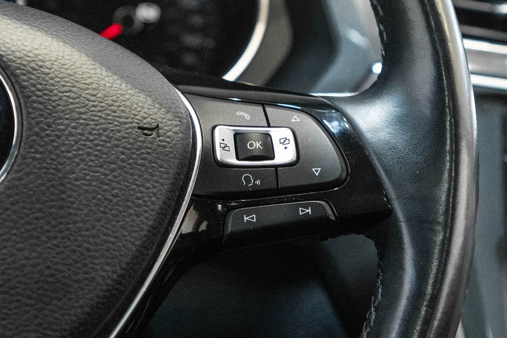 Used 2018 Volkswagen Tiguan SEL w/ 3rd Row Seat Package AWD/4WD image 19