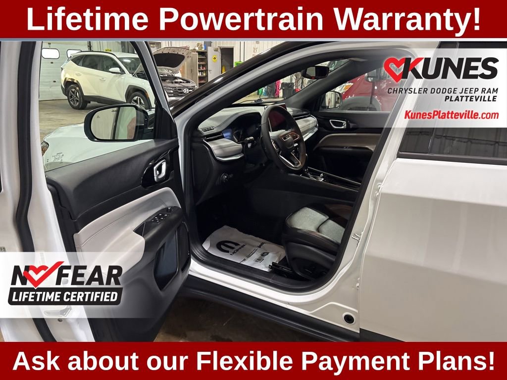 Used 2025 Jeep Compass Limited image 19