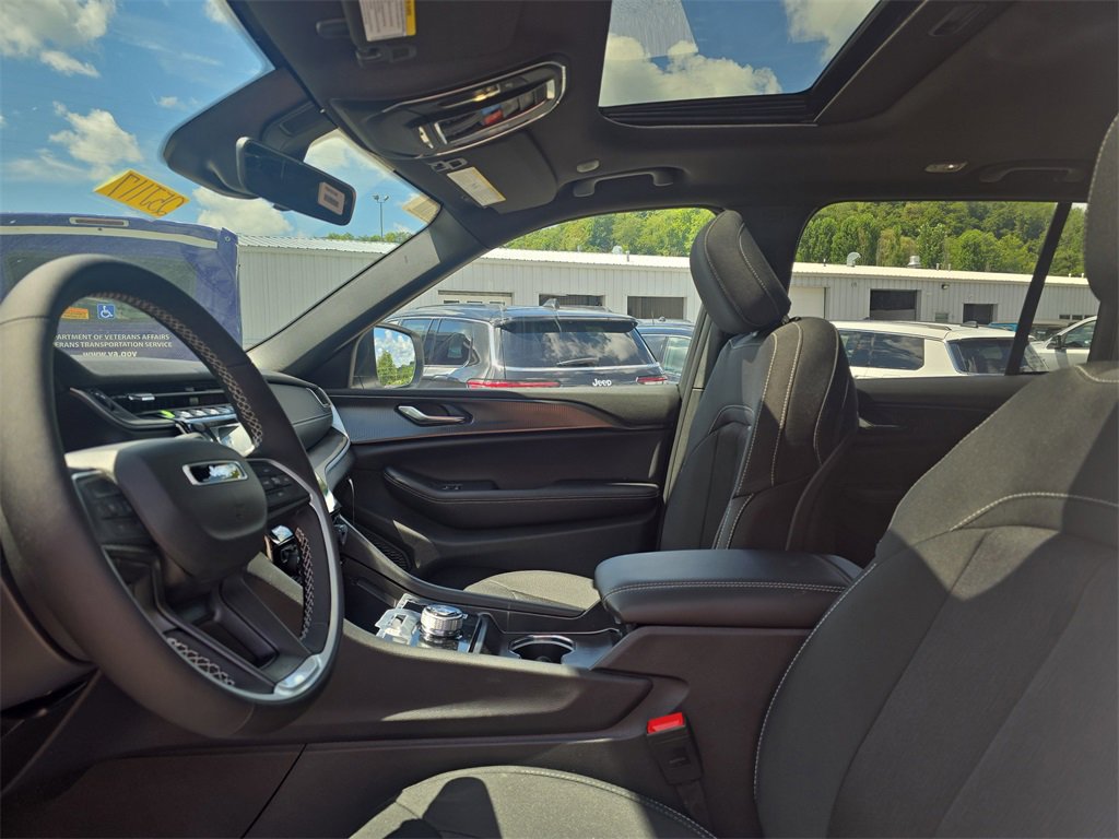 New 2025 Jeep Grand Cherokee Laredo X w/ Luxury Tech Group I image 11