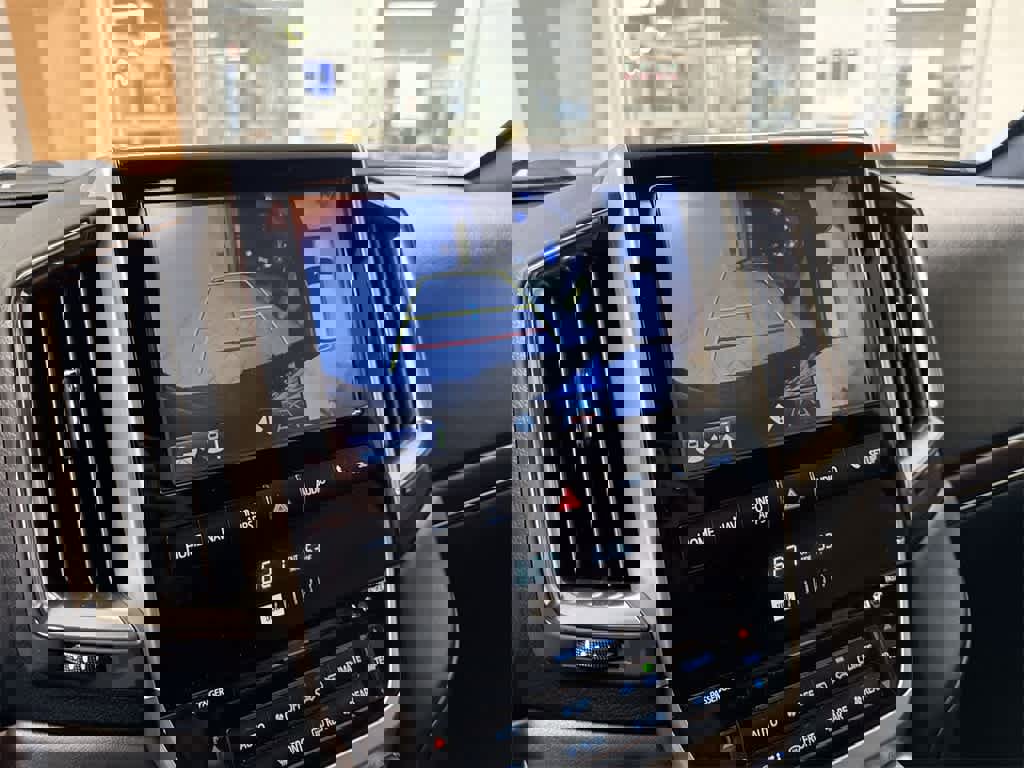 Used 2016 Toyota Land Cruiser image 32