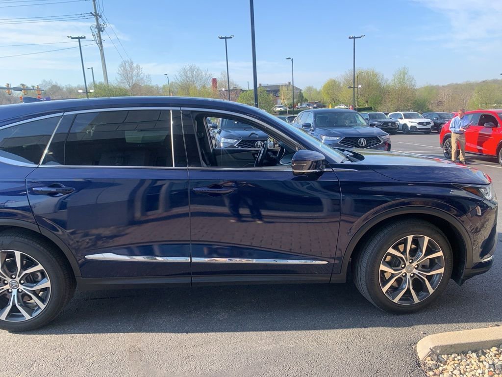 Used 2023 Acura MDX SH-AWD w/ Technology Package image 3