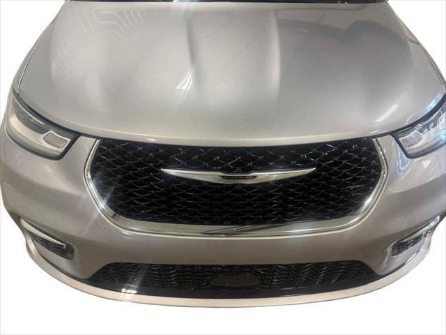 Certified 2021 Chrysler Pacifica Limited AWD/4WD image 3