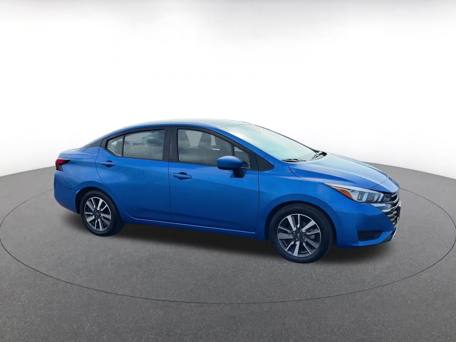 Used 2023 Nissan Versa SV image 2