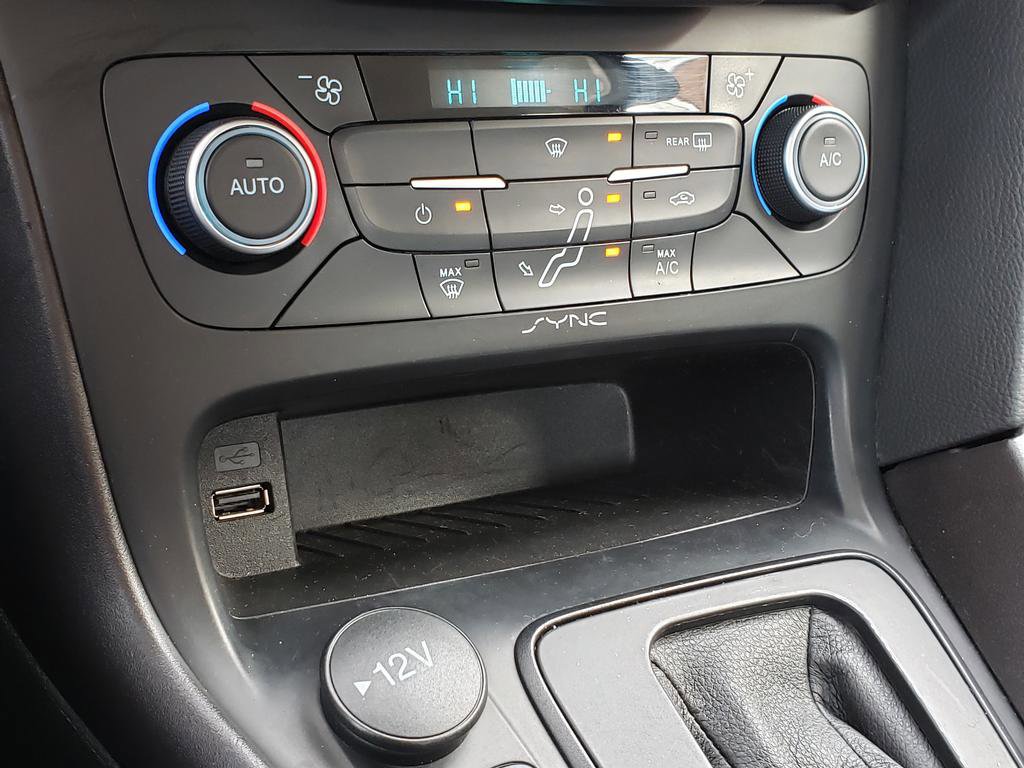 Used 2018 Ford Focus SE w/ SE Appearance Package image 23