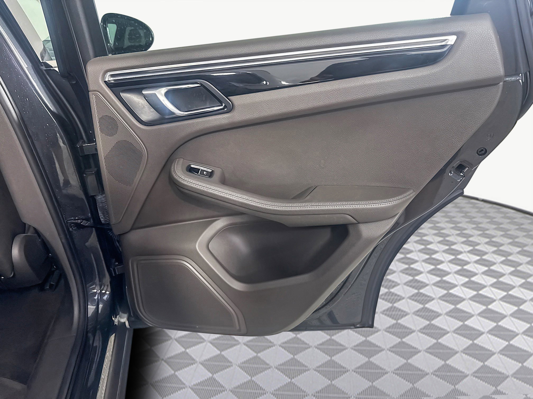 Used 2017 Porsche Macan S image 28