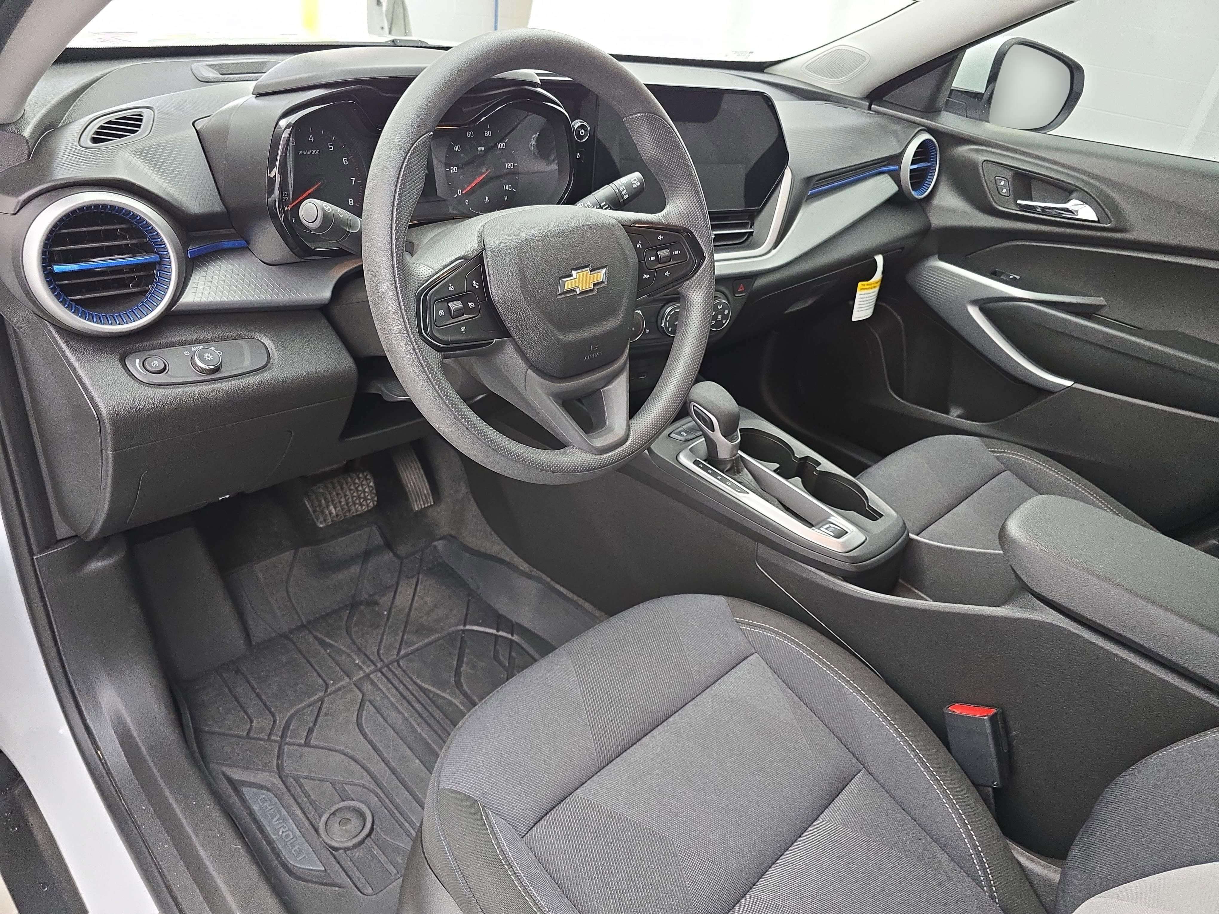 Used 2026 Chevrolet Trax LS w/ LS Convenience Package FWD image 15