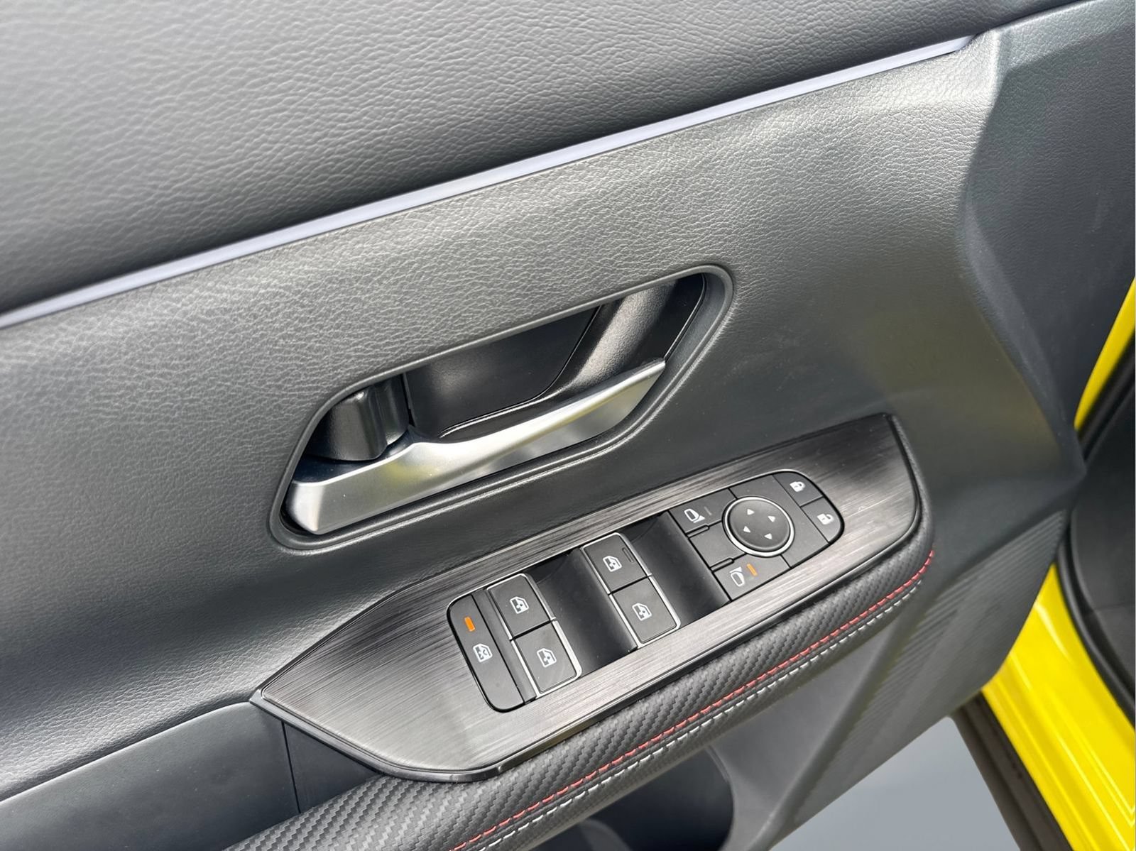 New 2026 Nissan Kicks SR w/ SR Premium Package FWD image 12