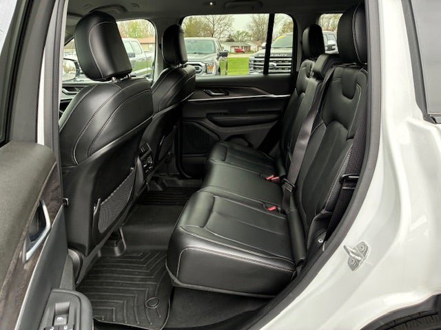Used 2023 Jeep Grand Cherokee Limited w/ Black Appearance Package AWD/4WD image 14