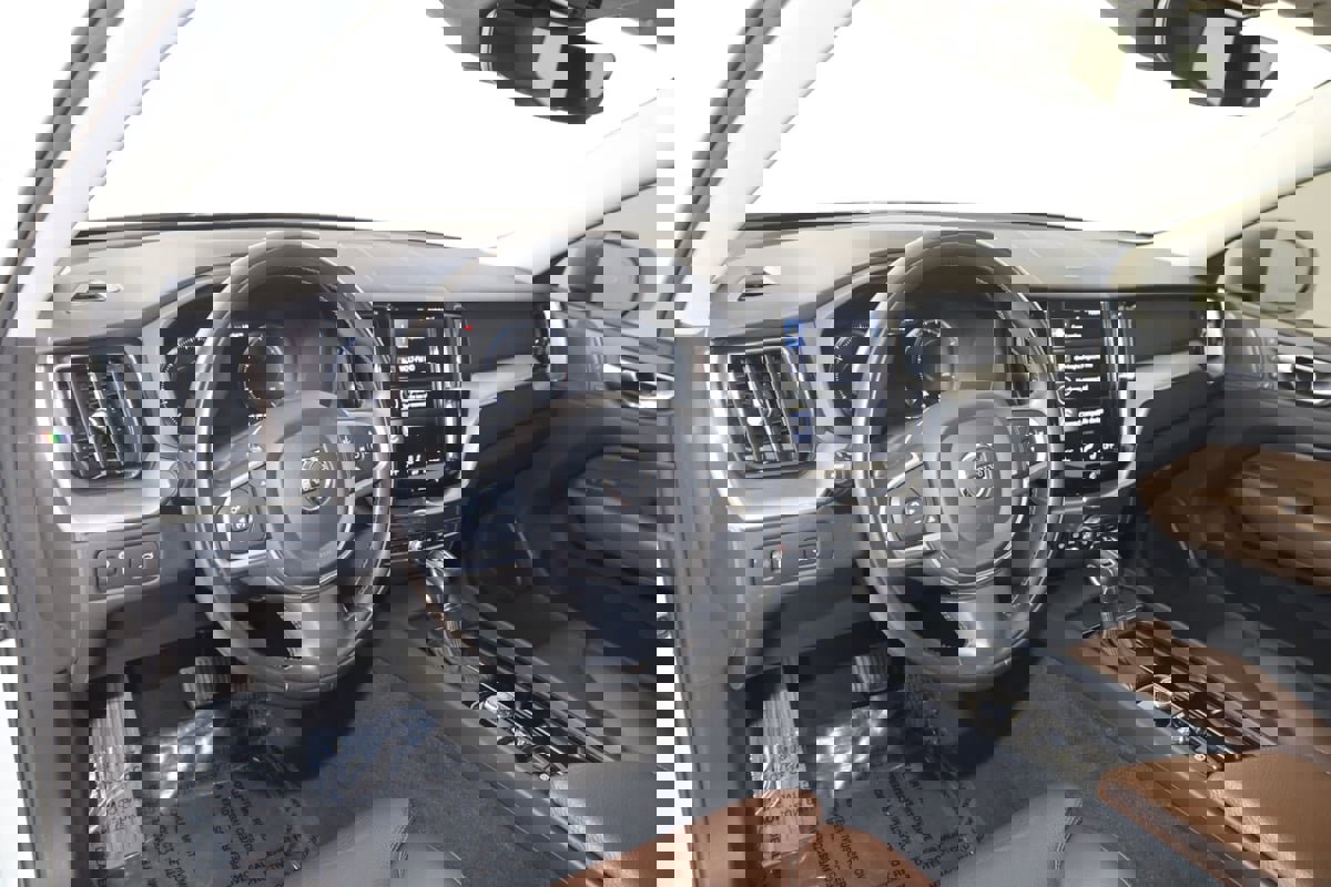 Used 2019 Volvo XC60 T5 Momentum w/ Multimedia Package image 27