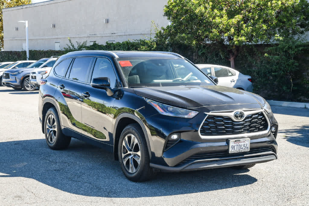 Used 2024 Toyota Highlander XLE FWD image 3