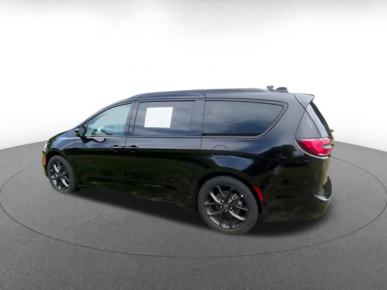 Used 2025 Chrysler Pacifica Limited FWD image 9