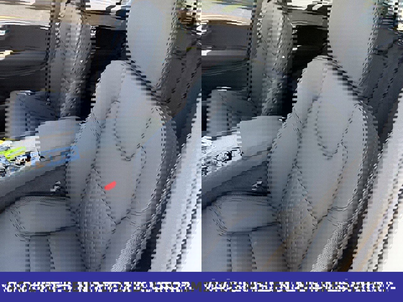 Certified 2025 Volvo XC90 B6 Plus image 28