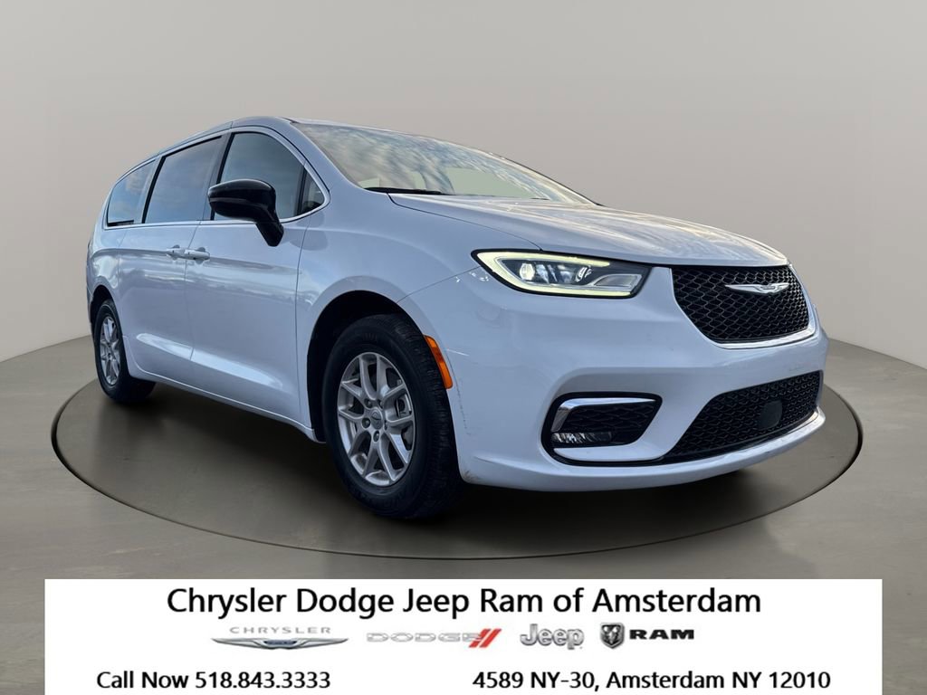 Used 2025 Chrysler Pacifica Select image 1