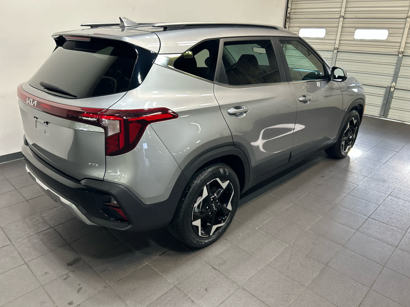 Used 2024 Kia Seltos EX AWD/4WD image 3