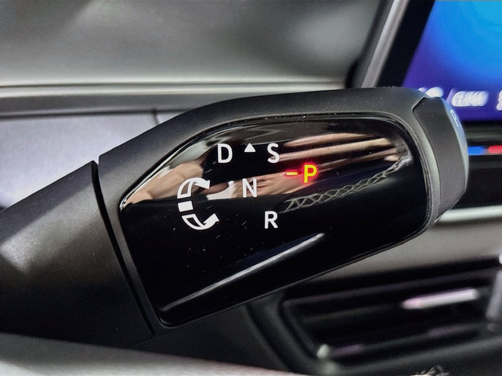 Used 2025 Volkswagen Tiguan SE AWD/4WD image 17