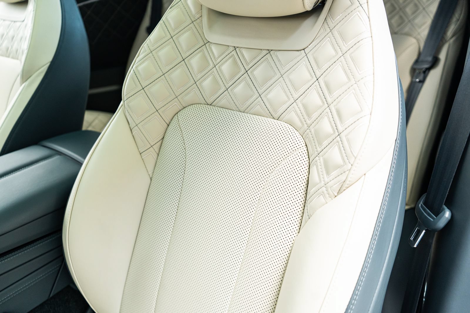 Certified 2023 Bentley Continental GT Mulliner AWD/4WD image 29