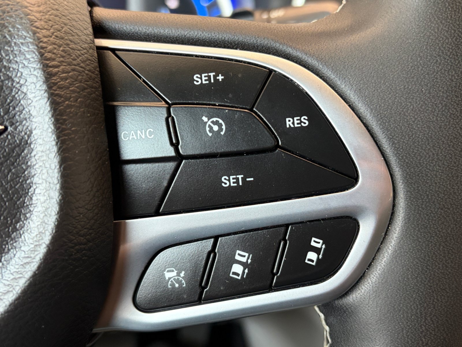 Used 2024 Chrysler Pacifica Limited FWD image 18